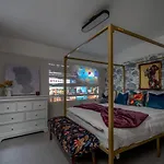 Niru Experience Chelsea Oasis With Courtyard