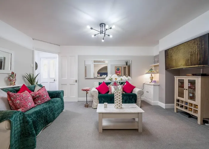Niru Experience Chelsea Oasis With Courtyard