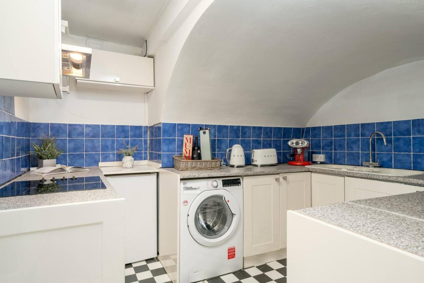 Niru Experience Chelsea Oasis With Courtyard Apartment London