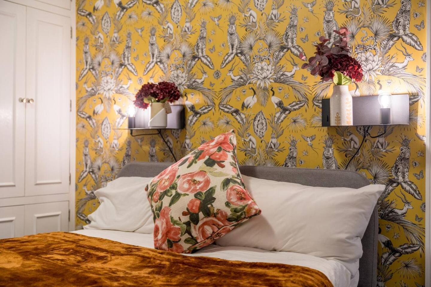 Niru Experience Chelsea Oasis With Courtyard Apartment London