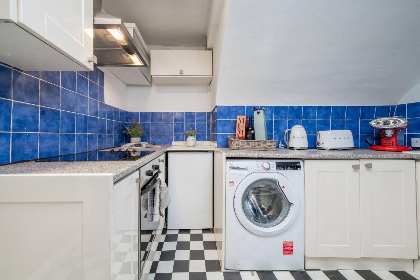 Niru Experience Chelsea Oasis With Courtyard Apartment London