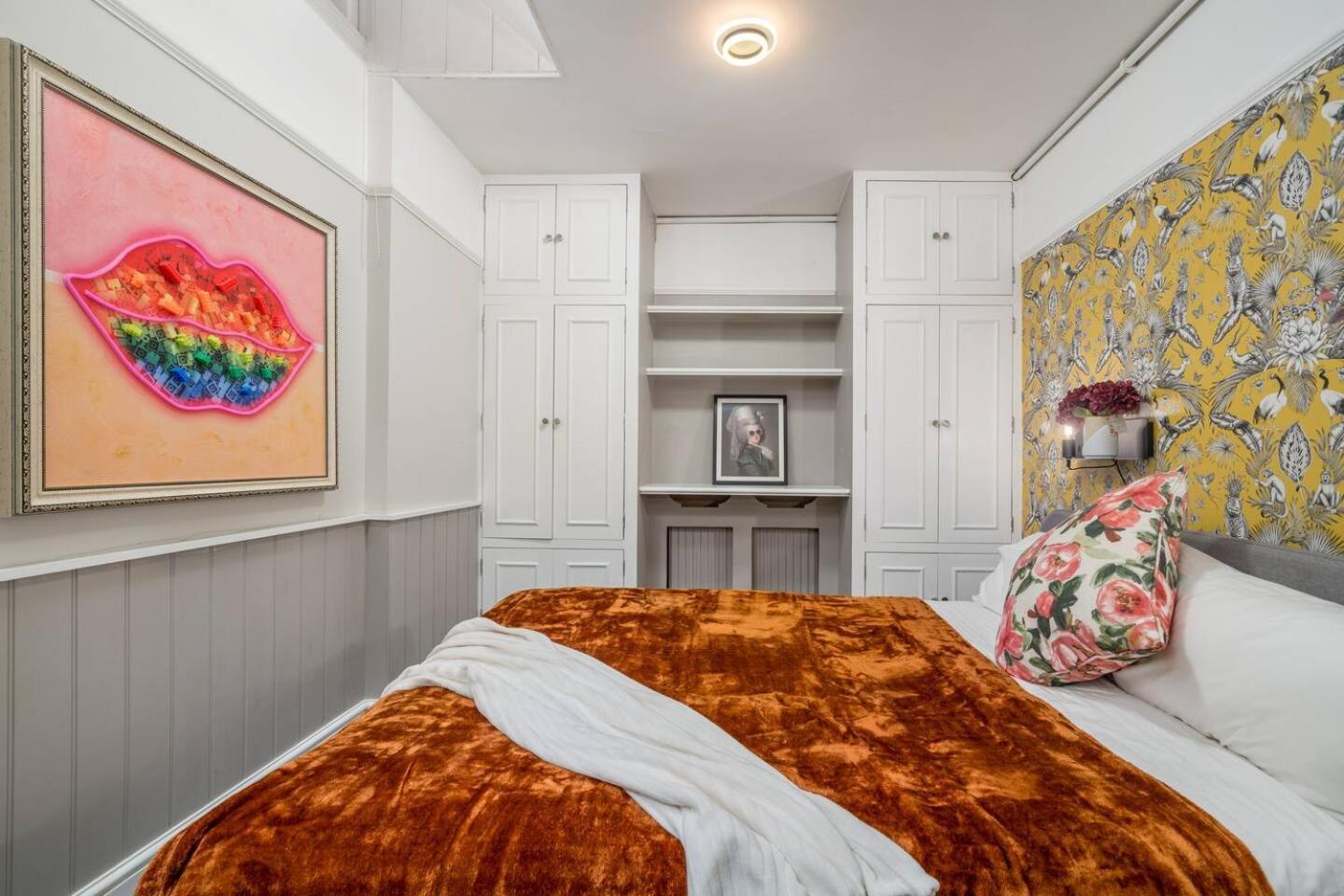 Niru Experience Chelsea Oasis With Courtyard